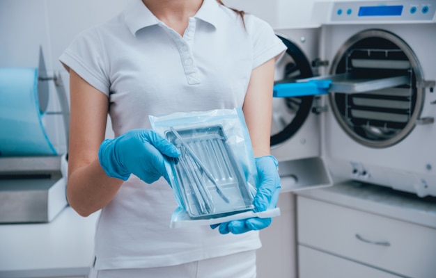 Instrumentos médicos esterilizantes en autoclave