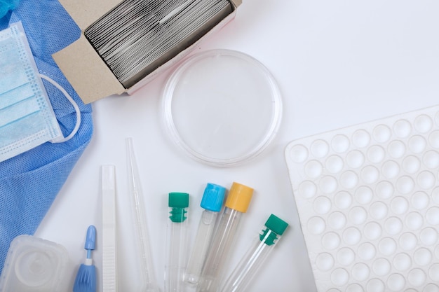 Foto instrumentos y medios para la toma de análisis de laboratorio médico. perspectiva aérea.