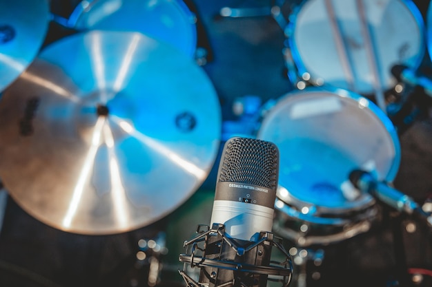 Instrumentos y micrófonos en un estudio de grabación doméstico