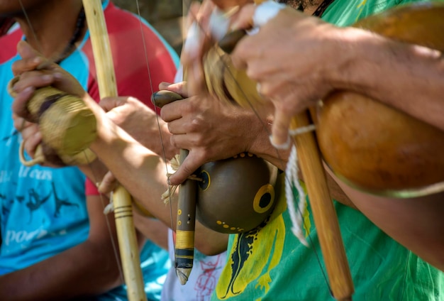 Instrumentos musicais brasileiros chamados berimbau e atabaque geralmente usados durante a luta de capoeira