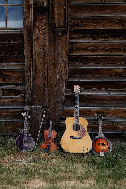 Foto instrumentos musicais em pé na grama