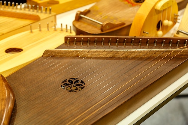 Foto instrumentos musicales antiguos dombra gusli balalaika patrones de madera sobre la mesa