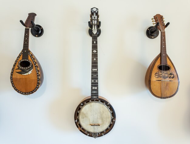 Instrumentos musicales de cuerda en la pared.