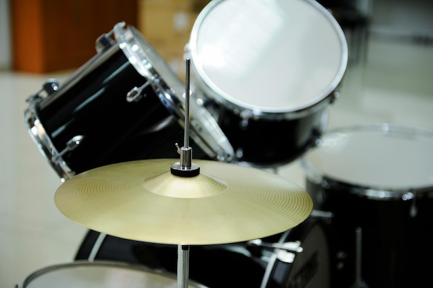 Instrumentos musicales en el escenario, listos para el concierto.