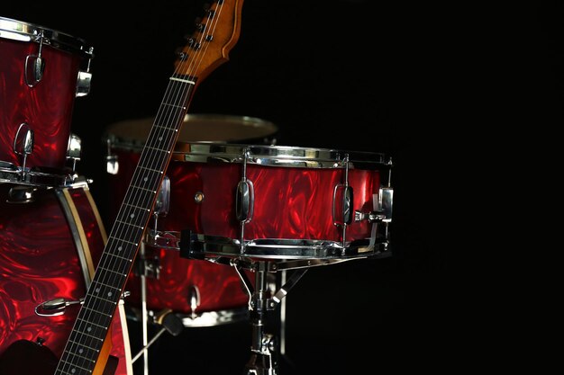 Instrumentos musicales en un escenario sobre fondo oscuro