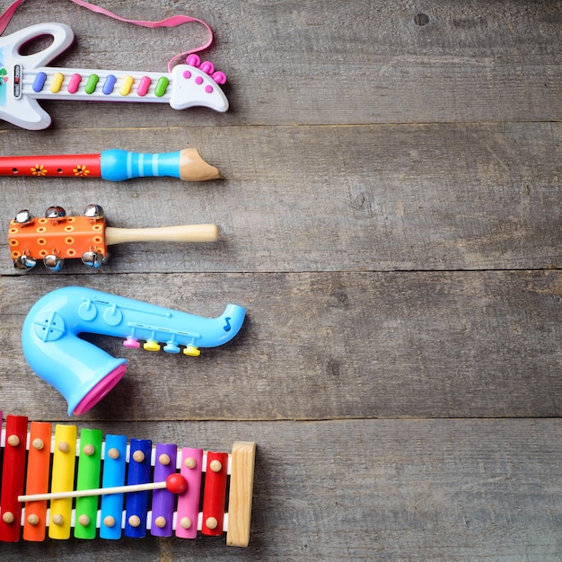 Instrumentos musicales de juguete sobre fondo de madera