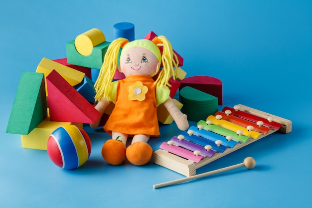 Instrumentos musicales con muñeca