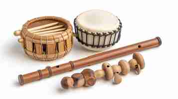 Foto instrumentos musicales tradicionales que incluyen un tambor, una flauta de bambú y cascabelos de madera en un respaldo blanco