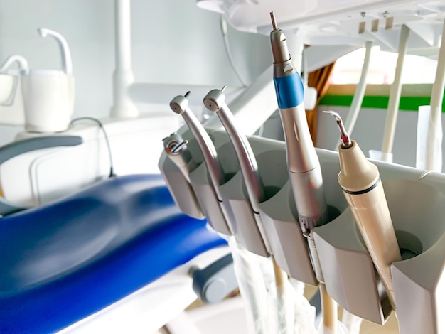 Foto instrumentos de odontología en el consultorio del dentista antecedentes dentales operación clínica operación reemplazo de dientes