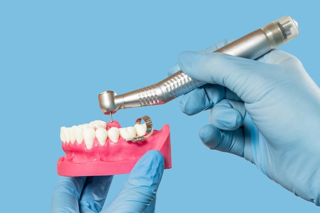 Instrumentos odontológicos para atendimento odontológico de dentes em fundo azul