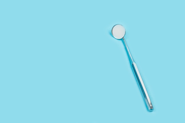 Instrumentos odontológicos para odontologia em um fundo azul claro