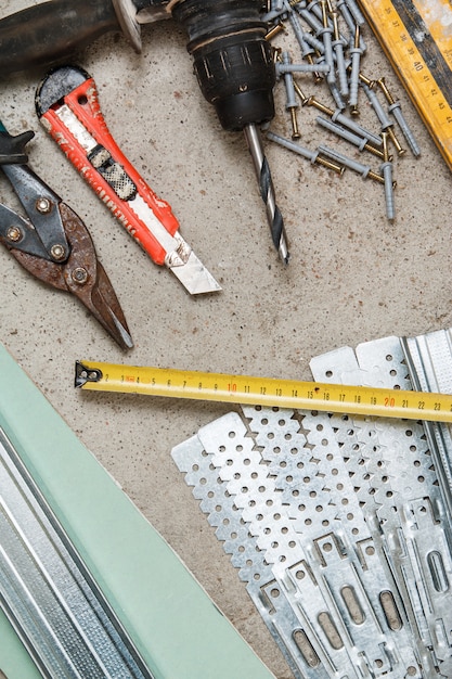 Instrumentos para a construção de paredes de gesso cartonado