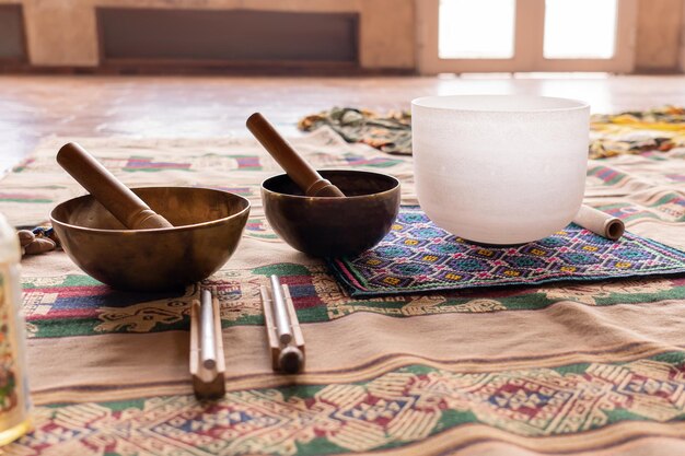 Foto instrumentos que producen sonidos armónicos tibetanos y cuarzo cuencos de canto