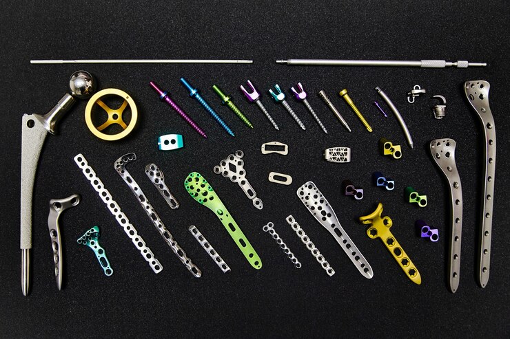 Instrumentos quirúrgicos e implantes ortopédicos en un fondo negro