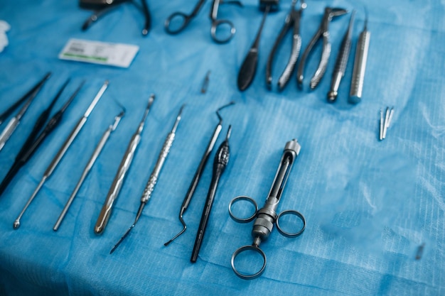 Instrumentos quirúrgicos en las operaciones de implantación de dientes de quirófano