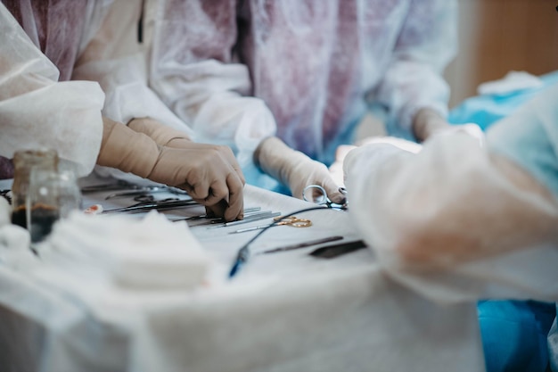 instrumentos quirúrgicos sobre la mesa en el quirófano