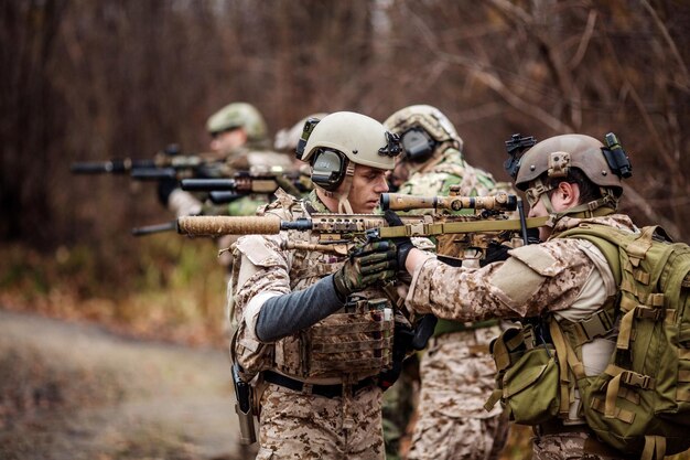 Sniper camuflado com arma de atirador nas mãos