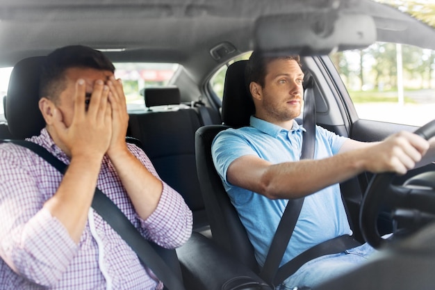 instrutor de escola de condução de automóveis e condutor masculino