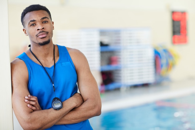 Instrutor de fitness masculino na piscina