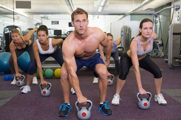 Instrutor muscular líder da classe kettlebell