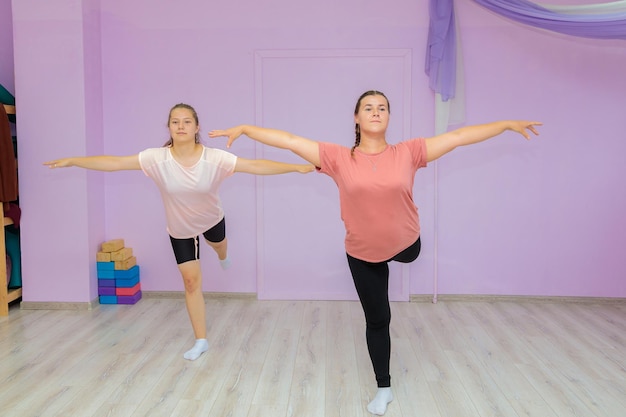 Instrutora de dança mostra os elementos do número a outra menina Treinamento de dança