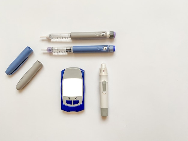 Foto insulin kurze lange blutzuckermessgerät-teststreifen und fingerpiercing-stift