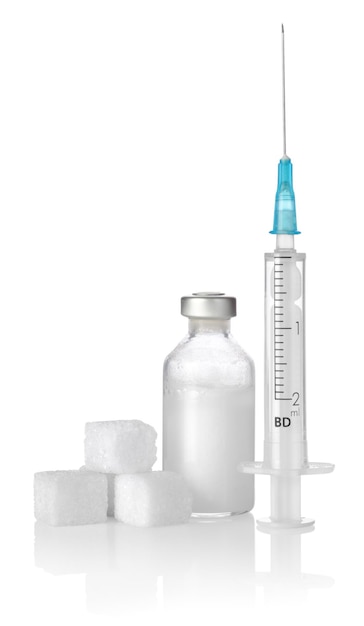 Insulin, Zucker und Spritze auf weißem Hintergrund