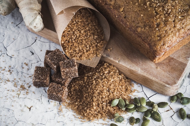 Integraler Kuchen auf altem Holztisch