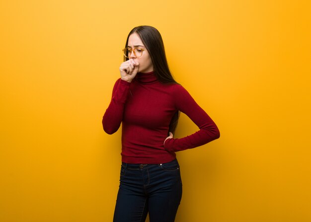 Intelectual jovem tossindo, doente devido a um vírus ou infecção