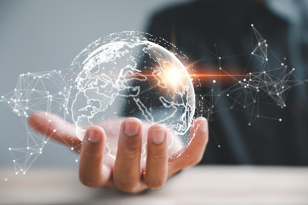 Inteligencia empresarial global Un hombre de negocios utiliza una interfaz digital para analizar datos y desbloquear conocimientos para la toma de decisiones estratégicas. La composición del mapa mundial significa el alcance internacional de los negocios.