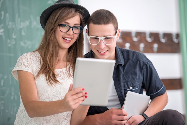 Inteligente buscando estudiantes de secundaria