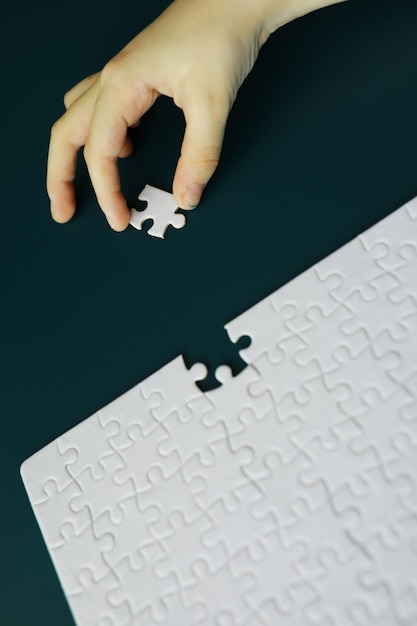 Intellektuelle Rätsel Das Puzzle ist leer Die Hand fügt Puzzleteile zusammen Gehirntraining