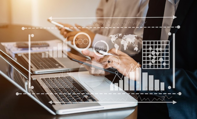 Intelligence BI und Business Analytics BA mit Key Performance Indicators Dashboard-KonzeptStartUp Programming als Fintech-KonzeptBusiness Team Meeting Photo