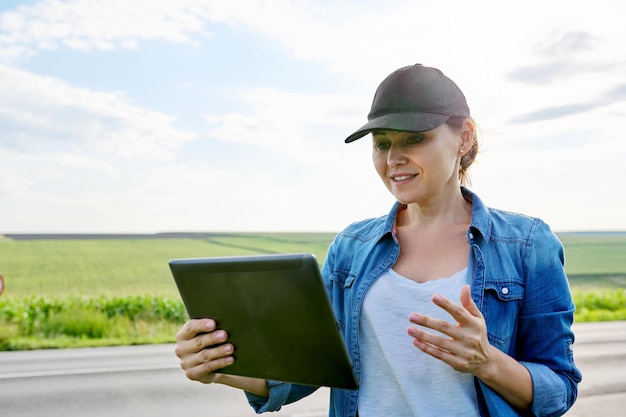 Intelligente Landwirtschaft und digitale Landwirtschaft Landarbeiterin mit digitalem Tablet