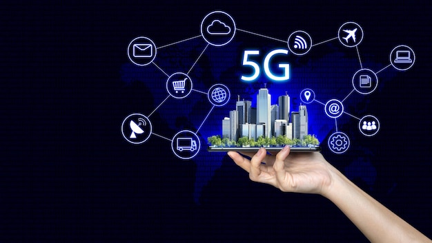 Intelligente Stadt- und 5G-Netzwerk-Drahtlossysteme und Internet der Dinge Kommunikationsnetzwerk mit Smartphone in der Hand und Objektsymbol, das sich miteinander verbindet. Verbinden Sie globale drahtlose Geräte