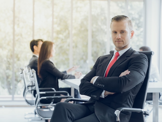 Intelligenter europäischer Geschäftsmann und Teamwork des Porträts in der Sitzung der Konferenz im Büro