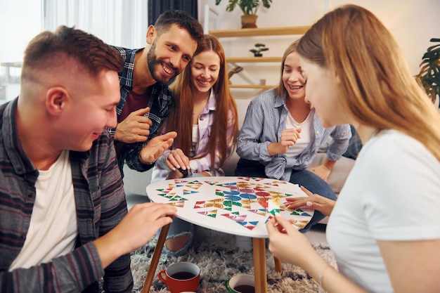 Intelligentes Spiel spielen Eine Gruppe von Freunden feiert zusammen drinnen