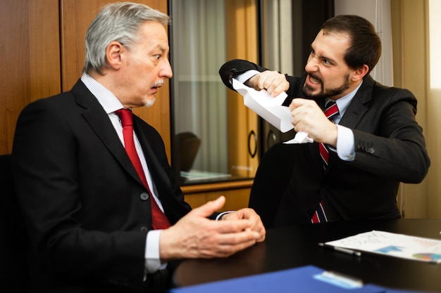 Foto intensa discusión en la oficina entre colegas