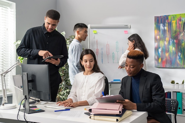 Intensa tarde ocupada no escritório de uma grande empresa, colegas de trabalho elegantemente vestidos, estratégia definida