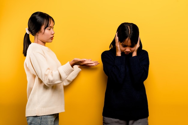 La intensidad del malentendido de comunicación Dos amigos no se hablan después de una pelea detrás del fondo amarillo Filmación de contenido sobre conflictos y malentendidos