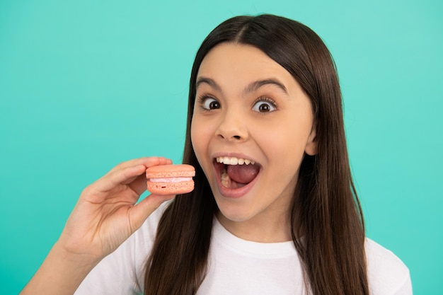 Intentemos esto. dulces pasteles franceses. cuidado dental de niña adolescente. goloso. delicioso. galletas de pastelería. niño con panadería de postres. niño feliz comiendo macaron francés. galleta de macarrones. confitería.