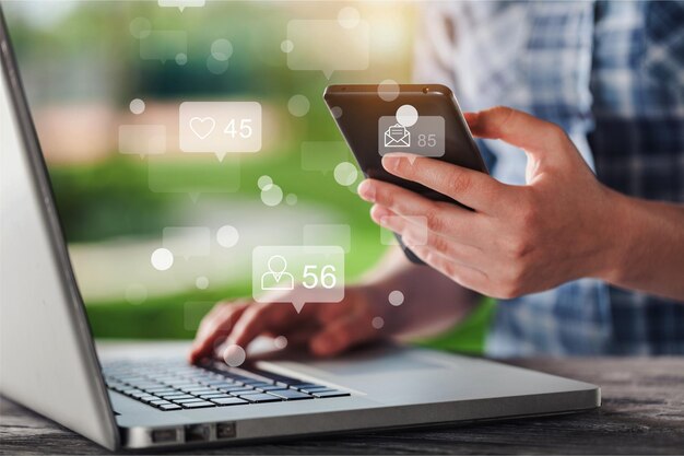 Interacciones de medios sociales en teléfonos móviles, concepto con iconos de notificación de me gusta, mensaje, correo electrónico,