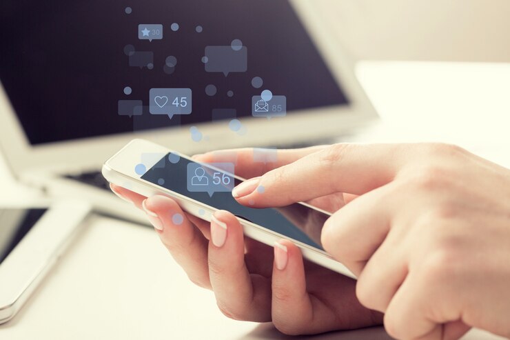 Foto interacciones de redes sociales y teléfono móvil en manos humanas
