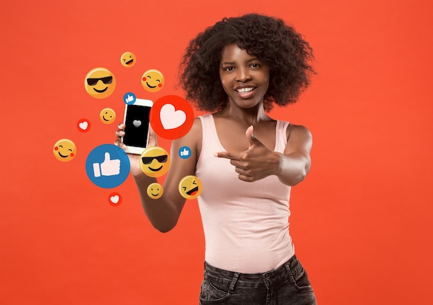 Interações de mídia social no telefone móvel Internet marketing digital Bate-papo comentando