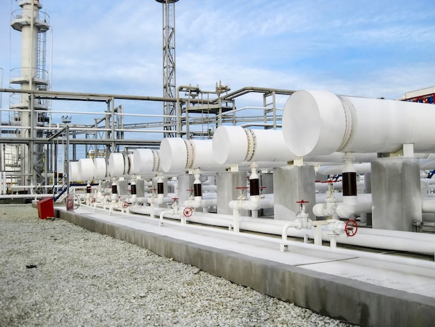 Foto intercambiadores de calor en una refinería el equipo para el refinado de petróleo