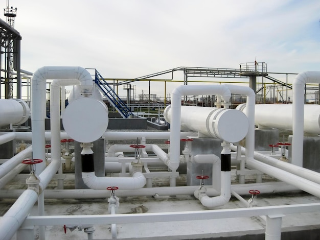 Foto intercambiadores de calor en una refinería el equipo para el refinado de petróleo