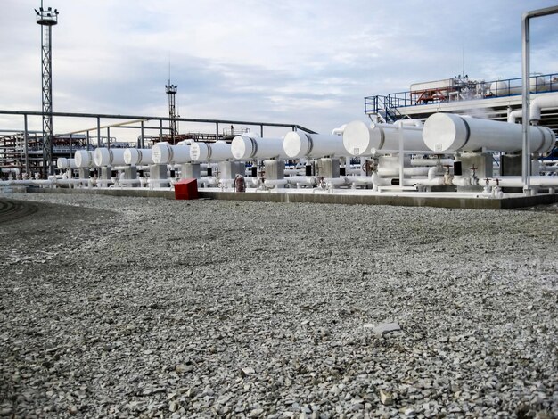 Foto intercambiadores de calor en una refinería el equipo para el refinado de petróleo