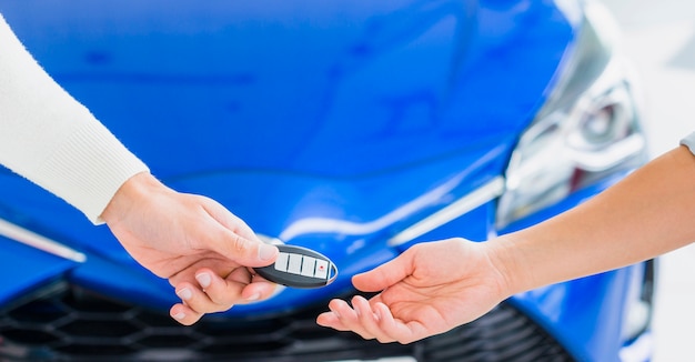 Intercambiando llaves en concesionario de coches