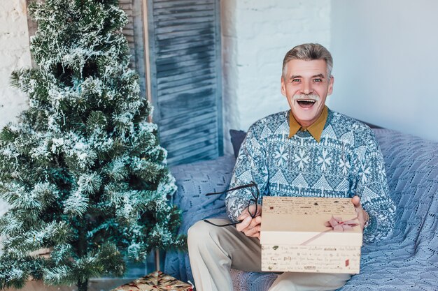 Intercambiando regalos de navidad Abuelo en casa