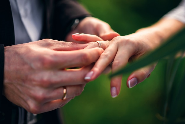 Intercambiar anillos para el registro de bodas del matrimonio entre la novia y el novio